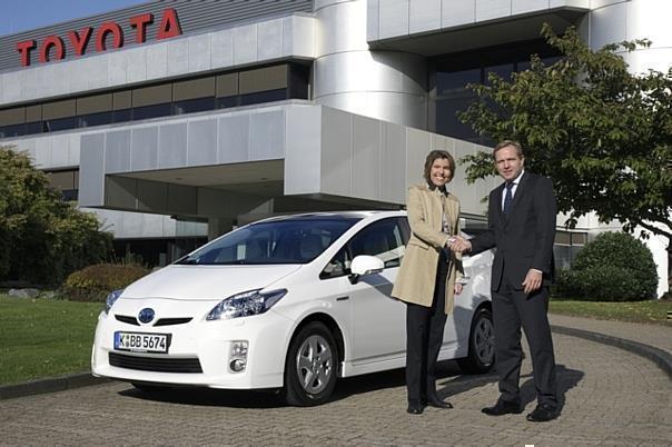 Die Kölner Moderatorin Bettina Böttinger, hier mit Alain Uttenhoven, Vizepräsident der Toyota Deutschland GmbH, ist seit zwei Jahren alternativ mit dem Toyota Prius unterwegs. Foto: Toyota/auto-reporter.net 